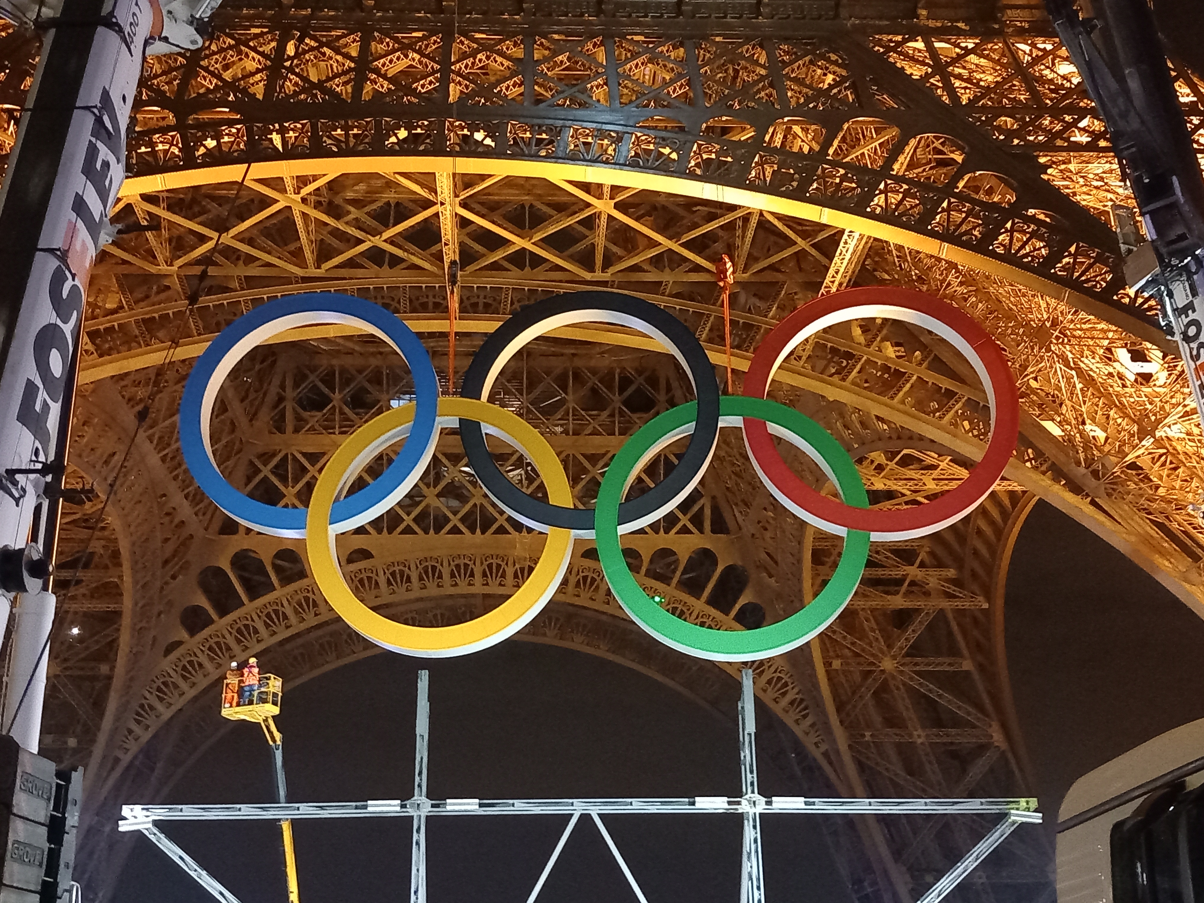 Pose des anneaux olympiques sur la tour Eiffel avec l'inspection du travail 